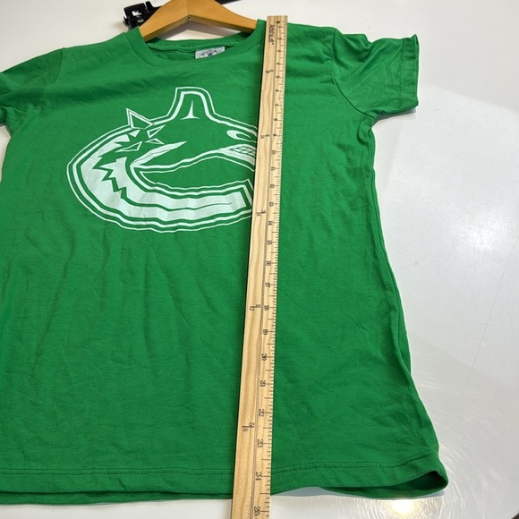 NHL Vancouver Canucks Green Graphic T-Shirt Small - Picture 5 of 6
